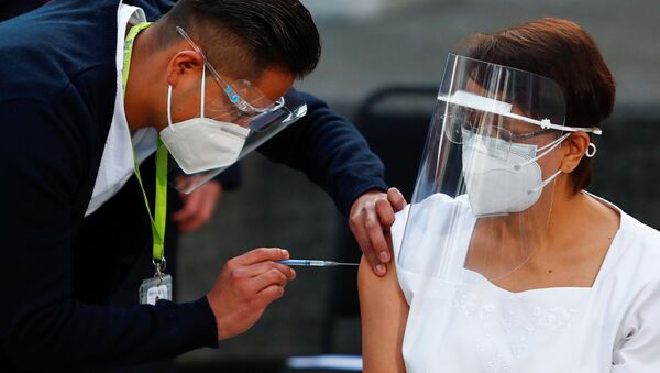 Maria Irene Ramirez, de 59 anos, recebe a primeira vacina contra a COVID-19 do México - Sputnik Brasil
