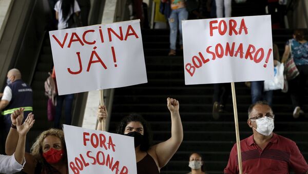 Manifestantes protestam, em terminal rodoviário de Brasília, contra demora para início da vacinação contra a COVID-19 no Brasil, em 23 de dezembro de 2020 - Sputnik Brasil