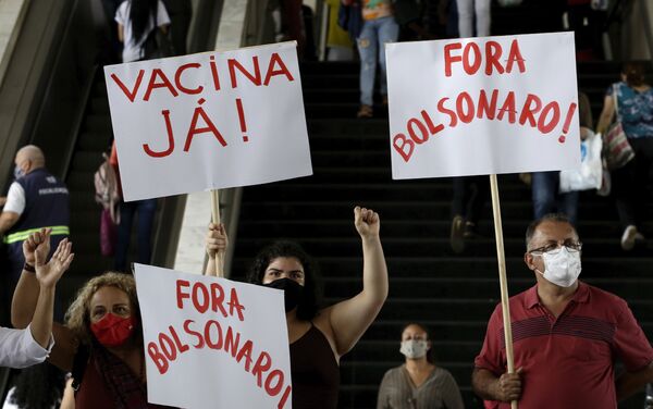 Manifestantes protestam, em terminal rodoviário de Brasília, contra demora para início da vacinação contra a COVID-19 no Brasil, em 23 de dezembro de 2020 - Sputnik Brasil