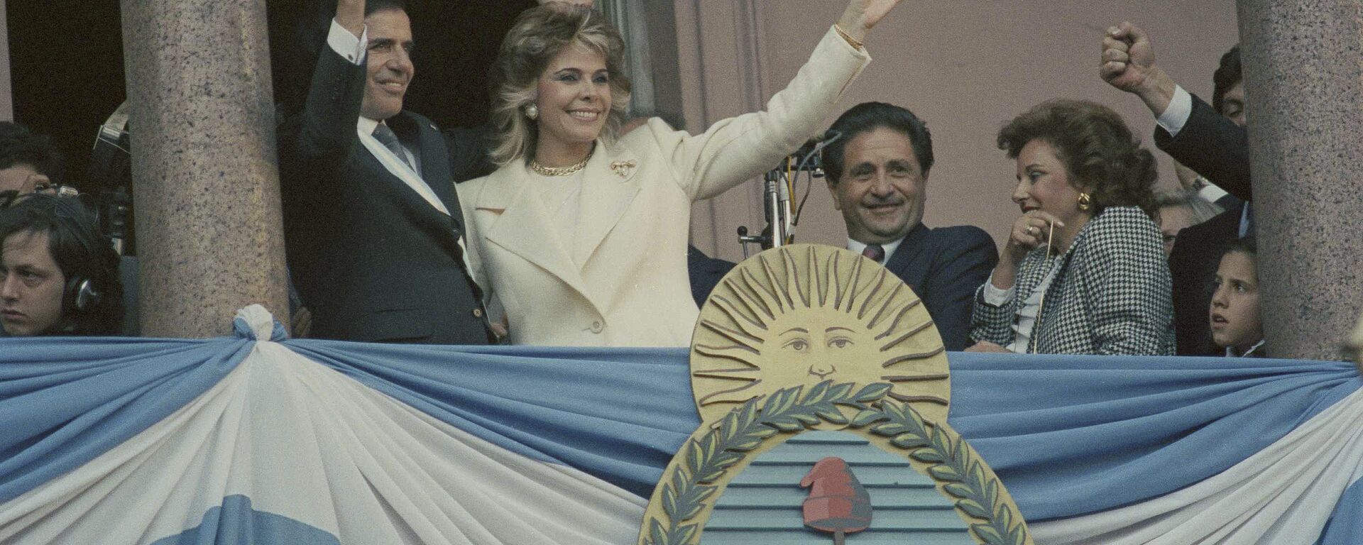 Carlos Menem e Zulema Yoma, sua esposa à época, acenam da sacada da Casa Rosada no dia da posse de Menem como presidente da Argentina. Buenos Aires, 8 de julho de 1989 (foto de arquivo) - Sputnik Brasil, 1920, 22.11.2023