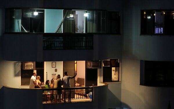 Família celebra Noite de Natal em varanda de apartamento no Rio de Janeiro, Brasil, 24 de dezembro de 2020 - Sputnik Brasil