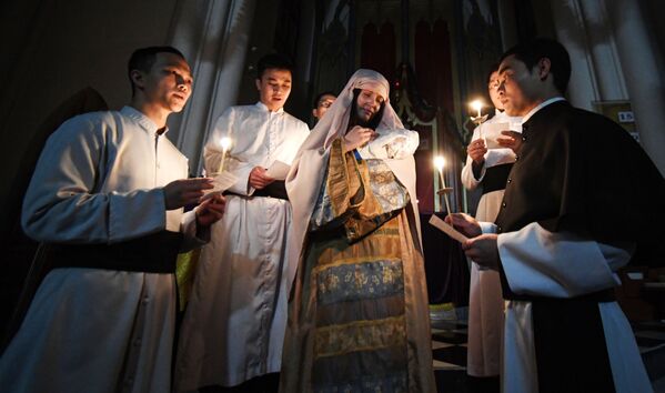 Sacerdotes durante a missa de Natal em igreja católica de Vladivostok, Rússia - Sputnik Brasil