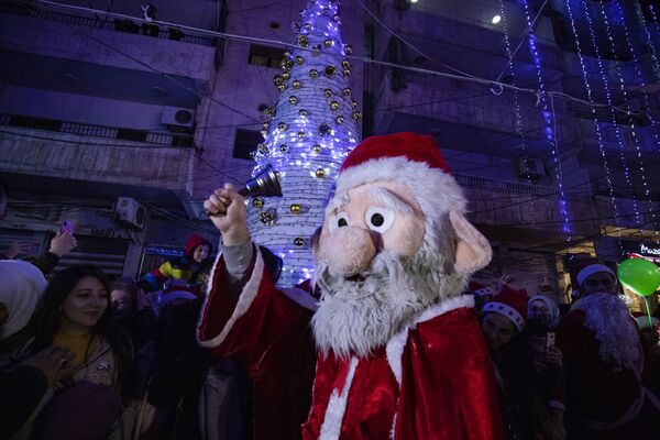 Homem fantasiado de Papai Noel em Qamishli, Síria, 24 de dezembro de 2020 - Sputnik Brasil