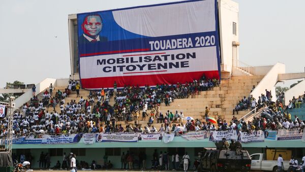Supporters of Central African Republic President Faustin Archange Touadera gather for a political rally at the stadium in Bangui, Central African Republic, December 19, 2020. Picture taken December 19, 2020. REUTERS/Antonie Rolland NO RESALES. NO ARCHIVES - Sputnik Brasil