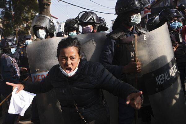 Participante de protestos no Nepal, 20 de dezembro de 2020 - Sputnik Brasil