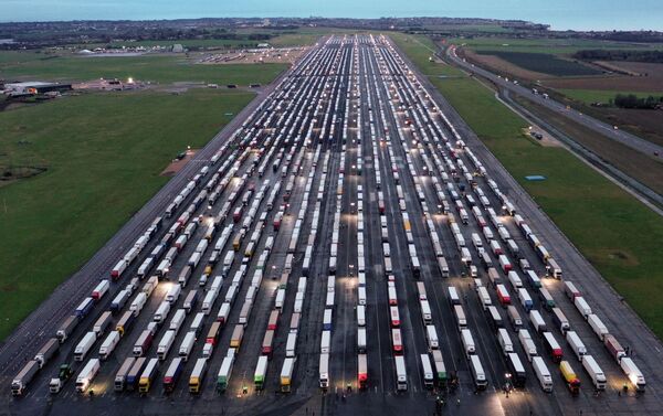 Vista aérea mostra filas de caminhões estacionados na pista do aeroporto de Manston, Reino Unido, devido a fechamento da fronteira com França por causa da propagação da nova cepa da COVID-19, 22 de dezembro de 2020 - Sputnik Brasil