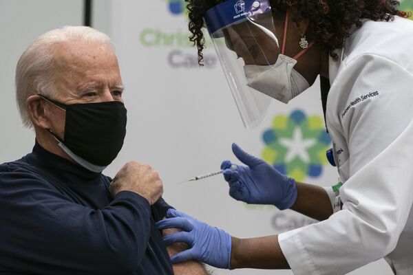 O presidente eleito dos EUA, Joe Biden, recebe a vacina contra a COVID-19, Newark, Delaware, EUA, 21 de dezembro de 2020 - Sputnik Brasil