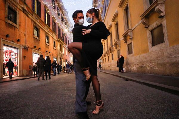 Pessoas dançam tango um dia antes do confinamento completo no período de Natal devido ao aumento de casos da COVID-19, em Roma, Itália, 23 de dezembro de 2020 - Sputnik Brasil