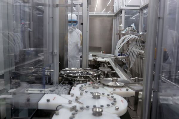 Funcionário de secção de enfrascamento no Instituto Butantan, onde a vacina CoronaVac contra COVID-19 será produzida, São Paulo, 22 de dezembro de 2020 - Sputnik Brasil