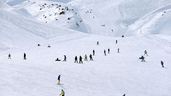 Esquiadores praticando em resort da montanha Alborz, ao norte de Teerã, capital do Irã (arquivo) - Sputnik Brasil