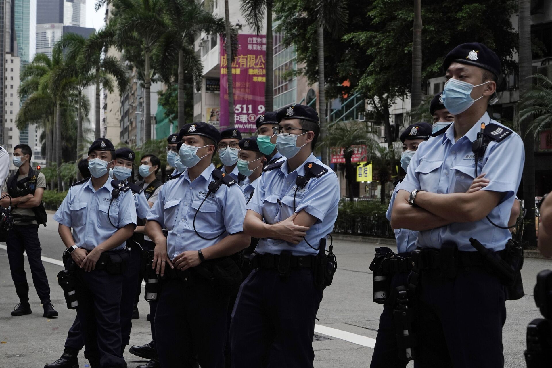 Policiais ficam de guarda enquanto ativistas pró-democracia marcham em Hong Kong, em 1º de outubro de 2020 - Sputnik Brasil, 1920, 01.07.2022