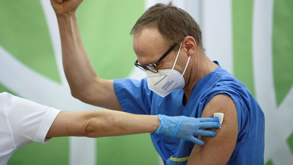 Agente de saúde reage após receber primeira dose de vacina contra COVID-19, em Viena, Áustria, 27 de dezembro de 2020  - Sputnik Brasil