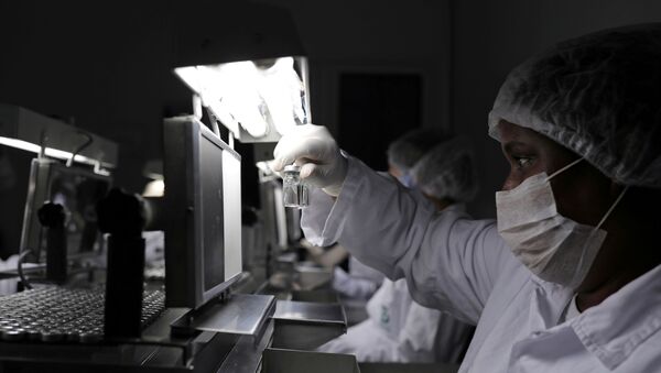 Funcionário do Instituto Butantan trabalha na produção da vacina CoronaVac - Sputnik Brasil