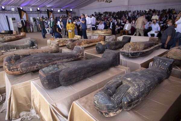 Arqueólogos descobrem 59 sarcófagos com múmias de mais de 2.600 anos em Saqqara, Egito

 - Sputnik Brasil