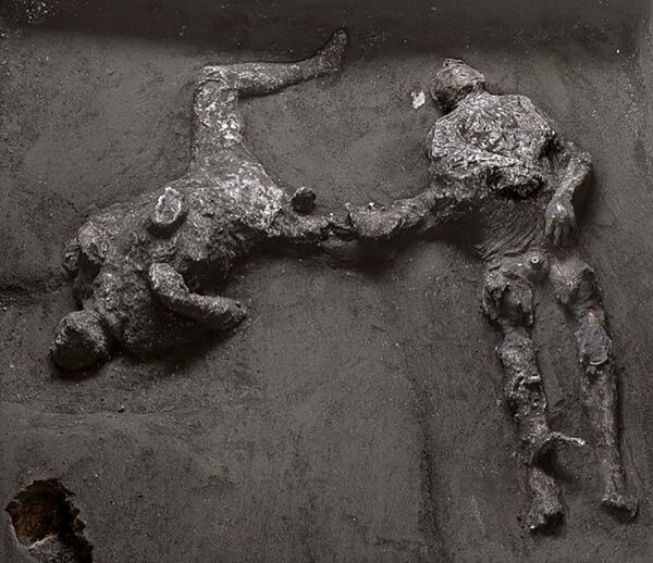 Restos perfeitamente conservados de duas pessoas foram encontrados durante escavações a aproximadamente 700 metros da antiga cidade romana de Pompeia
 - Sputnik Brasil