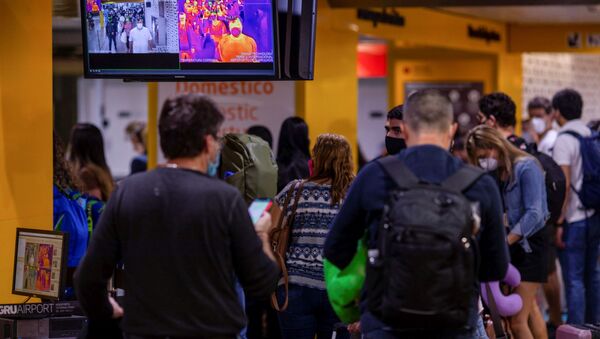 Passageiros passam por scanner de temperatura, no aeroporto de Guarulhos, São Paulo, 27 de dezembro de 2020  - Sputnik Brasil