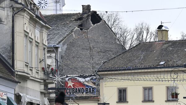Telhado de edifício danificado por terremoto sentido em Sisak, Croácia - Sputnik Brasil