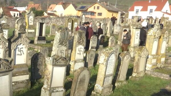 Cemitério é pichado com suásticas na França - Sputnik Brasil