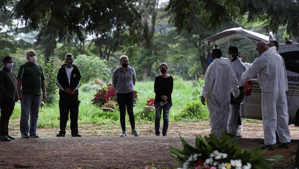 Enterro de Querubim Bispo de Souza, vítima da COVID-19, no Cemitério de Vila Formosa, em São Paulo, em 25 de dezembro de 2020 - Sputnik Brasil