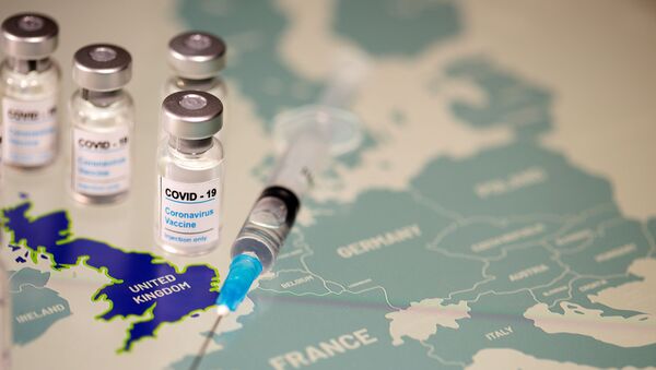 Frascos de vacinas contra a COVID-19 e uma seringa sobre um mapa da Europa - Sputnik Brasil