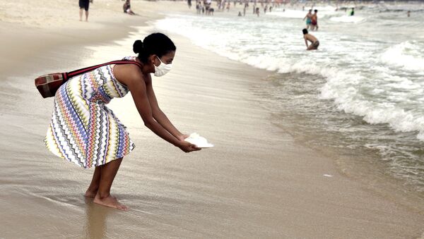 Mulher faz oferendas à Iemanjá na praia de Copacabana, Rio de Janeiro, 29 de dezembro de 2020  - Sputnik Brasil
