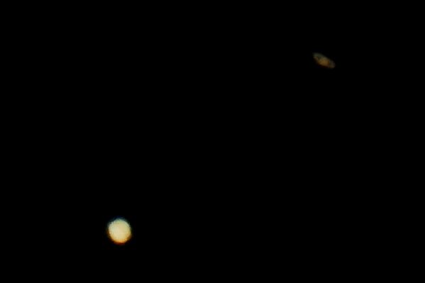 Júpiter (em baixo) e Saturno (em cima) durante a conjunção mais próxima dos planetas em 400 anos, Espanha, 21 de dezembro de 2020 - Sputnik Brasil