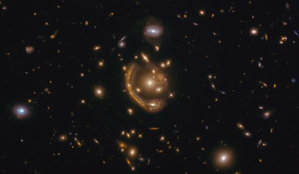 Galáxia GAL-CLUS-022058s é o maior e um dos mais completos anéis de Einstein descobertos em nosso Universo. Devido à aparência ardente, NASA o chamou de anel derretido - Sputnik Brasil