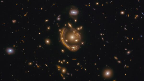 Galáxia GAL-CLUS-022058s é o maior e um dos mais completos anéis de Einstein descobertos em nosso Universo. Devido à aparência ardente, NASA o chamou de anel derretido - Sputnik Brasil