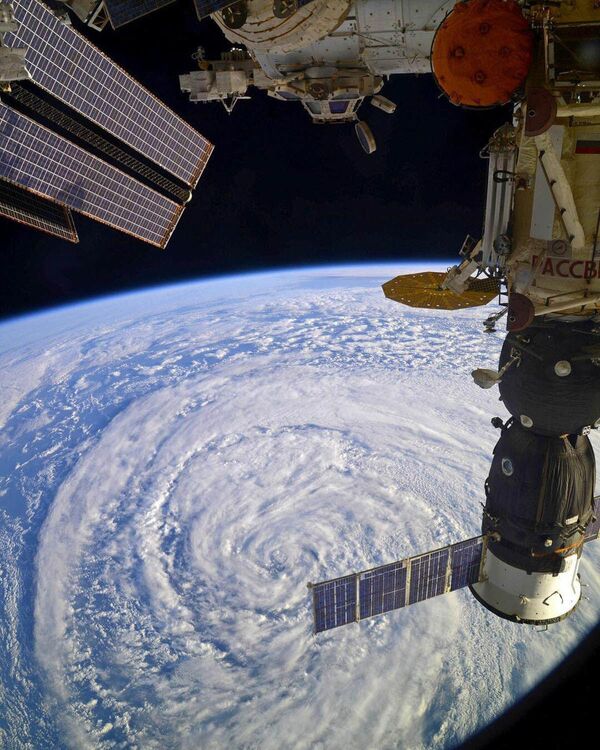 Estação Espacial Internacional sobrevoando um ciclone na Terra - Sputnik Brasil