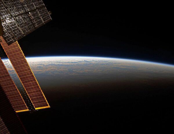 Nascer do sol visto de bordo da Estação Espacial Internacional - Sputnik Brasil
