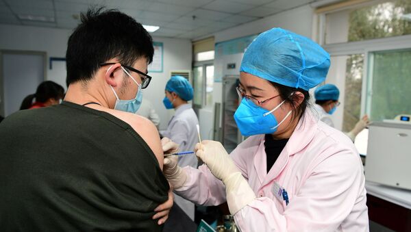 Agente da Saúde administra dose de vacina contra COVID-19 na cidade de Hefei, China, 29 de dezembro de 2020 - Sputnik Brasil