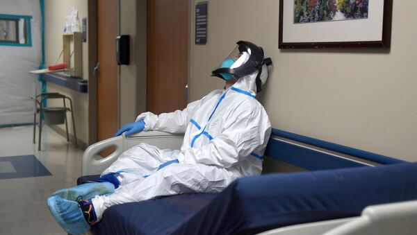 Agente da Saúde descansa durante turno em hospital em Houston, Texas, EUA, 30 de dezembro de 2020 - Sputnik Brasil