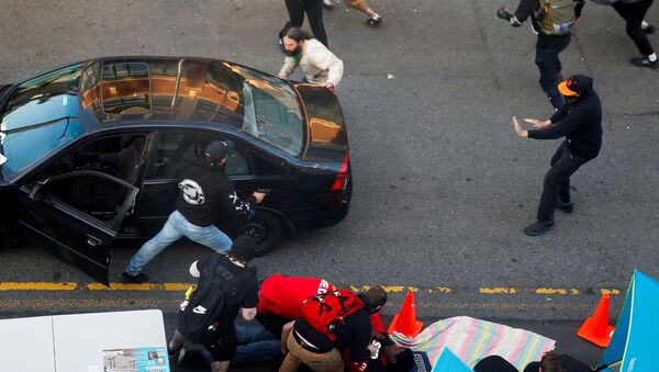 Homem sai de veículo com arma durante protesto contra desigualdade racial após a morte sob custódia policial em Minneapolis de George Floyd, em Seattle, Washington, EUA, 7 de junho de 2020 - Sputnik Brasil