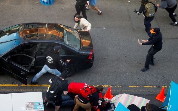 Homem sai de veículo com arma durante protesto contra desigualdade racial após a morte sob custódia policial em Minneapolis de George Floyd, em Seattle, Washington, EUA, 7 de junho de 2020 - Sputnik Brasil