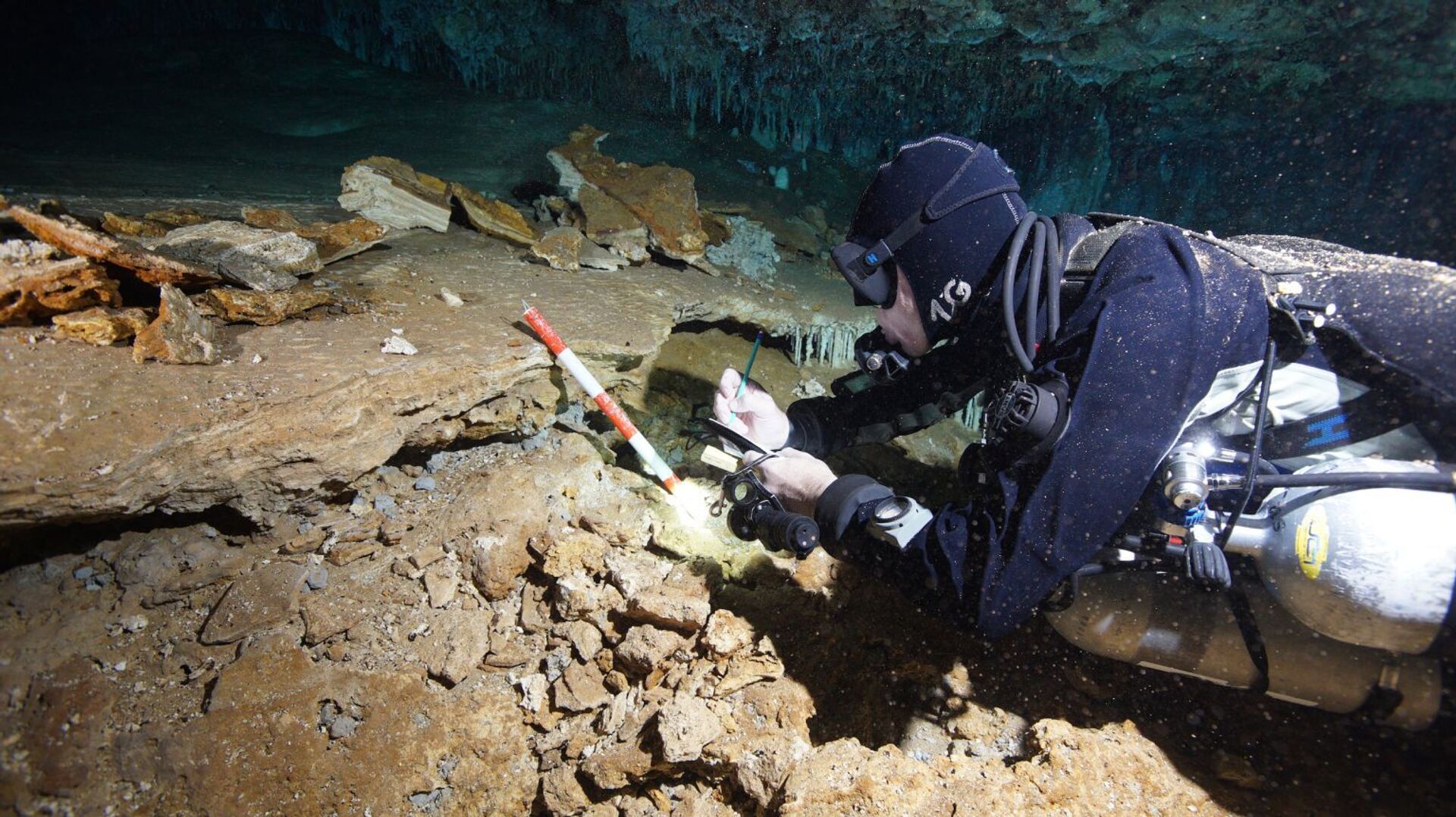 Mergulhador explora a antiga mina subaquática. No final da última era do gelo, essas cavernas estavam secas, mas sem qualquer luz natural - Sputnik Brasil, 1920, 24.01.2022