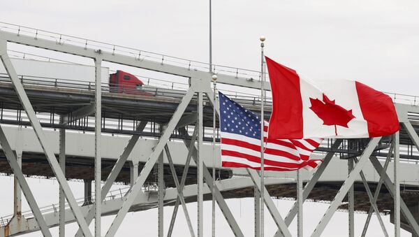Caminhão cruza a ponte Blue Water, em Port Huron, Ontário, na fronteira Canadá-EUA, que será fechada para tráfego para conter a COVID-19 - Sputnik Brasil