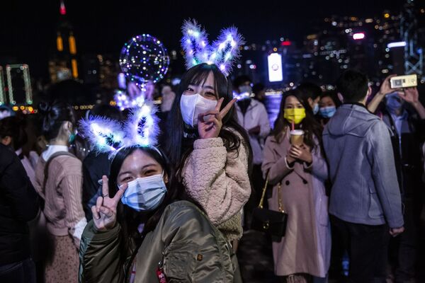 Duas jovens posam perto da orla marítima de Hong Kong, em 1º de janeiro de 2021. Apesar das restrições devido à pandemia de COVID-19, as pessoas se reuniram para celebrar o Ano Novo - Sputnik Brasil