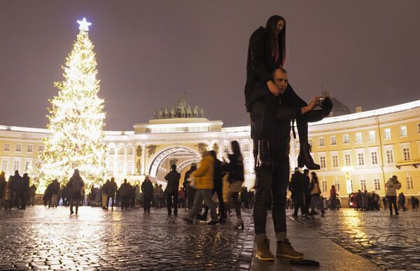 Casal tira selfie na Praça do Palácio, em São Petersburgo, Rússia, durante a celebração do Ano Novo - Sputnik Brasil