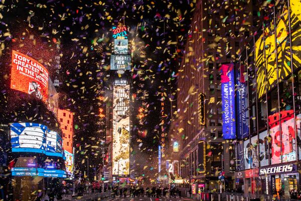 Confetes voam próximo do relógio com contagem regressiva durante as comemorações de Réveillon na Times Square, Nova York, EUA - Sputnik Brasil