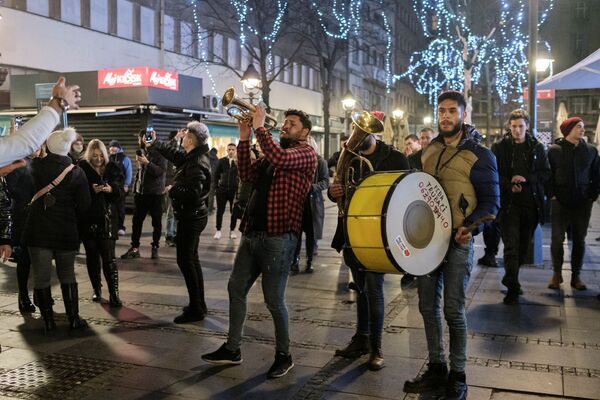 Pessoas tocam, cantam e dançam nas ruas de Belgrado, Sérvia, após o Ano Novo chegar - Sputnik Brasil