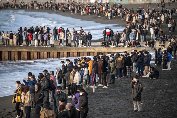 Pessoas se reúnem em praia para assistir ao nascer do sol no dia de Ano Novo na província de Kanagawa, a sudoeste de Tóquio, Japão, em 1º de janeiro de 2021 - Sputnik Brasil