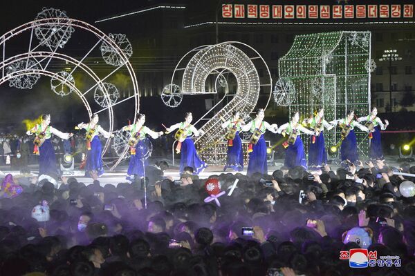 Pessoas comparecem às celebrações de Ano Novo em Pyongyang nesta foto fornecida pela Agência Central de Notícias da Coreia (KCNA, na sigla em inglês) do Norte  em 1º de janeiro de 2021 - Sputnik Brasil