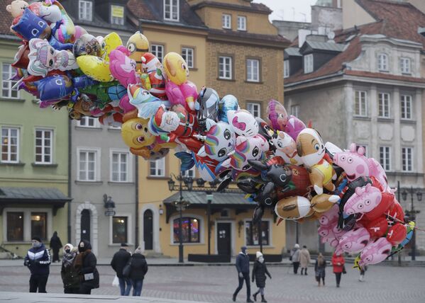 Vendedor de balões espera por clientes na geralmente movimentada praça do Castelo, em Varsóvia, Polônia, que agora tem poucas pessoas por causa das restrições para conter o avanço da COVID-19, em 31 de dezembro de 2020 - Sputnik Brasil