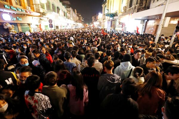 Pessoas se reúnem em rua durante as celebrações da véspera de Ano Novo em meio à pandemia do novo coronavírus, em Hanói, Vietnã, em 1º de janeiro de 2021 - Sputnik Brasil