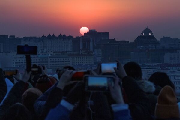 Pessoas tiram fotos no primeiro nascer do sol de 2021, em Pequim, China, em 1º de janeiro de 2021 - Sputnik Brasil