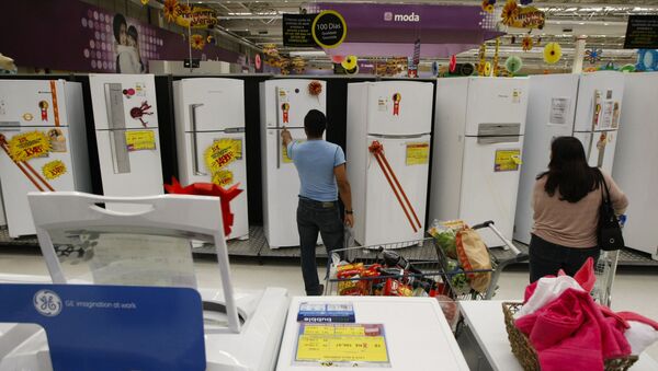 Consumidor confere preço de geladeira na cidade de São Paulo - Sputnik Brasil