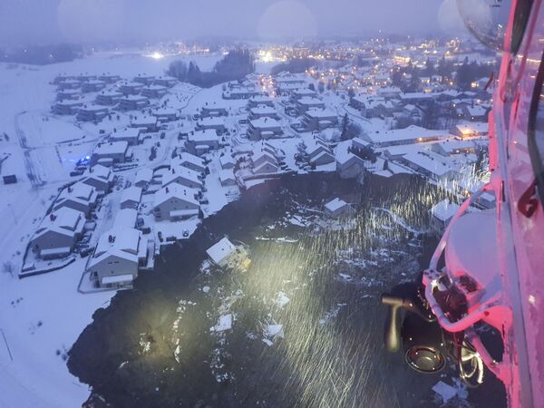 Casas destruídas por deslizamento na cidade de Ask, a 40 km de Oslo, Noruega, 30 de dezembro de 2020 - Sputnik Brasil