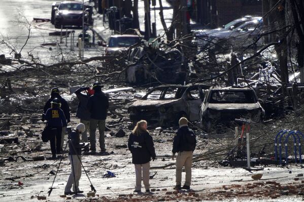 Investigadores trabalham perto de explosão em Nashville, estado do Tennessee, EUA, 26 de dezembro de 2020 - Sputnik Brasil