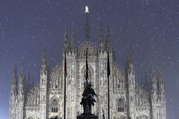 Catedral de Milão vê neve cair, Milão, Itália, 28 de dezembro de 2020 - Sputnik Brasil