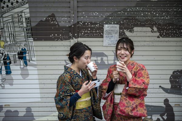 Mulheres vestindo trajes tradicionais na rua comercial do Templo de Asakusa, Asakusa, Tóquio, Japão, 29 de dezembro de 2020 - Sputnik Brasil